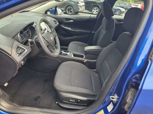 Used 2017 Chevrolet Cruze LT w/ Convenience Package FWD image 11