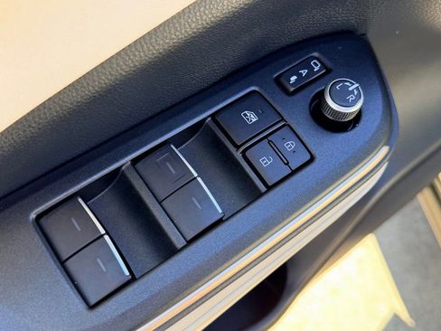 Used 2023 Toyota Crown Limited image 11