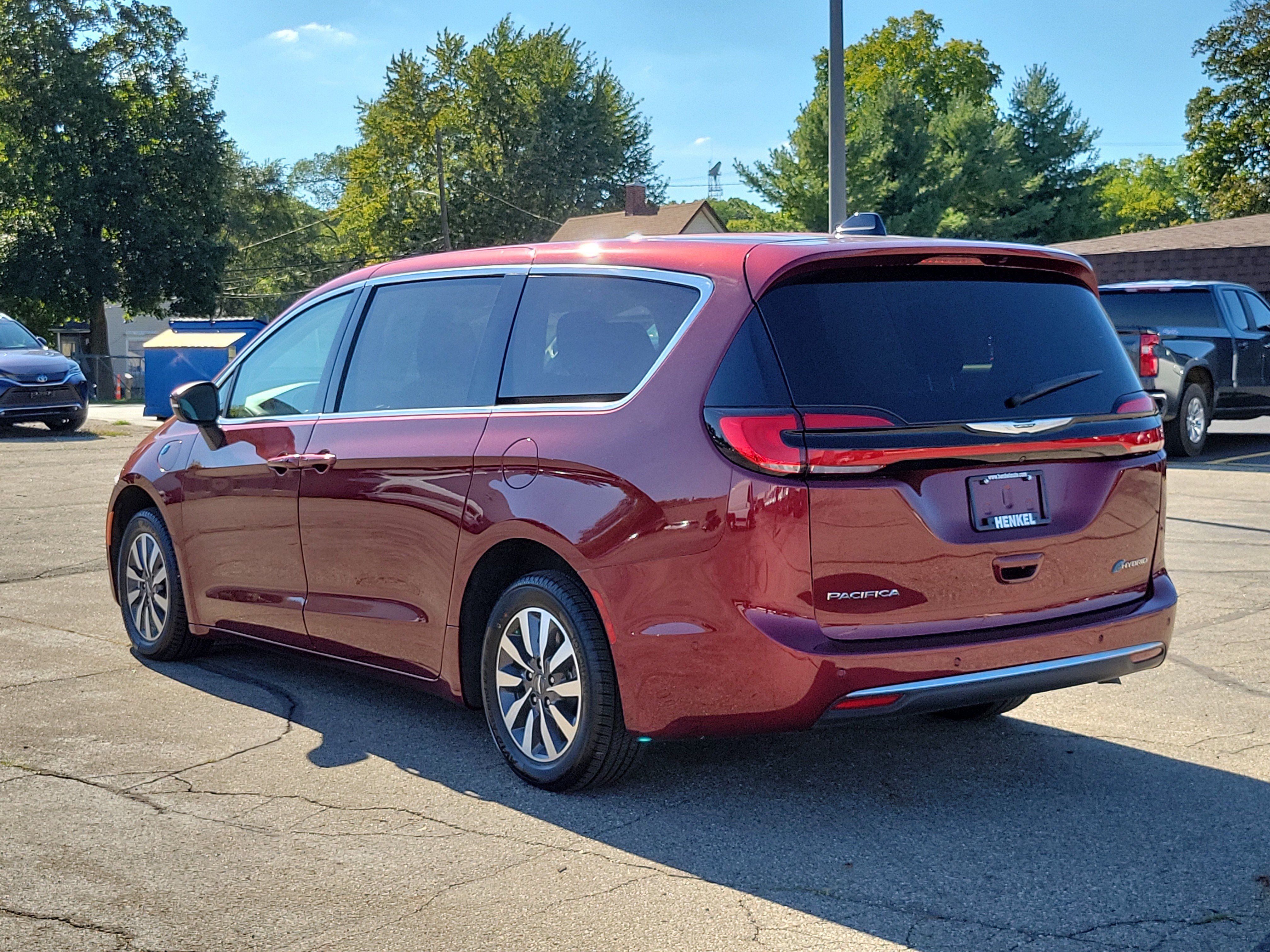 Used 2023 Chrysler Pacifica Touring-L FWD image 3