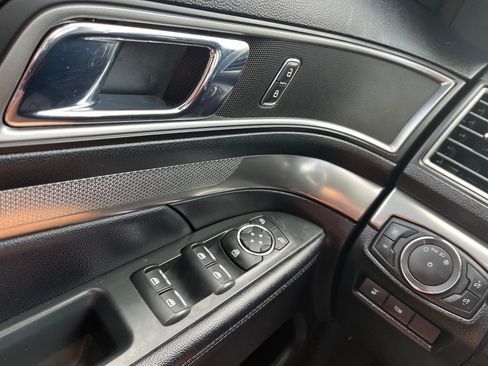 Used 2018 Ford Explorer XLT w/ Equipment Group 202A FWD image 22