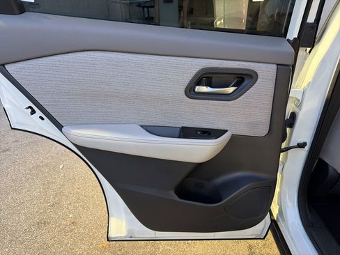 Used 2023 Nissan Rogue SV image 23