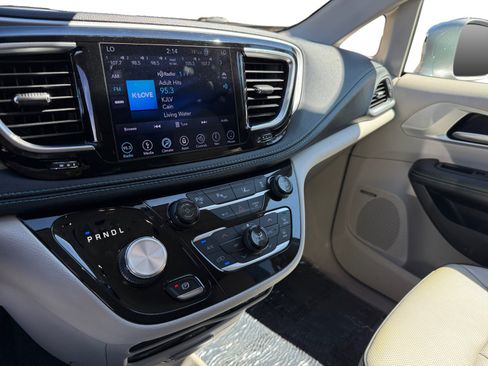 Used 2018 Chrysler Pacifica Limited w/ Advanced Safetytec Group FWD image 12