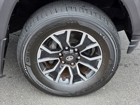 Used 2022 Toyota Tacoma TRD Sport w/ Technology Package AWD/4WD image 9