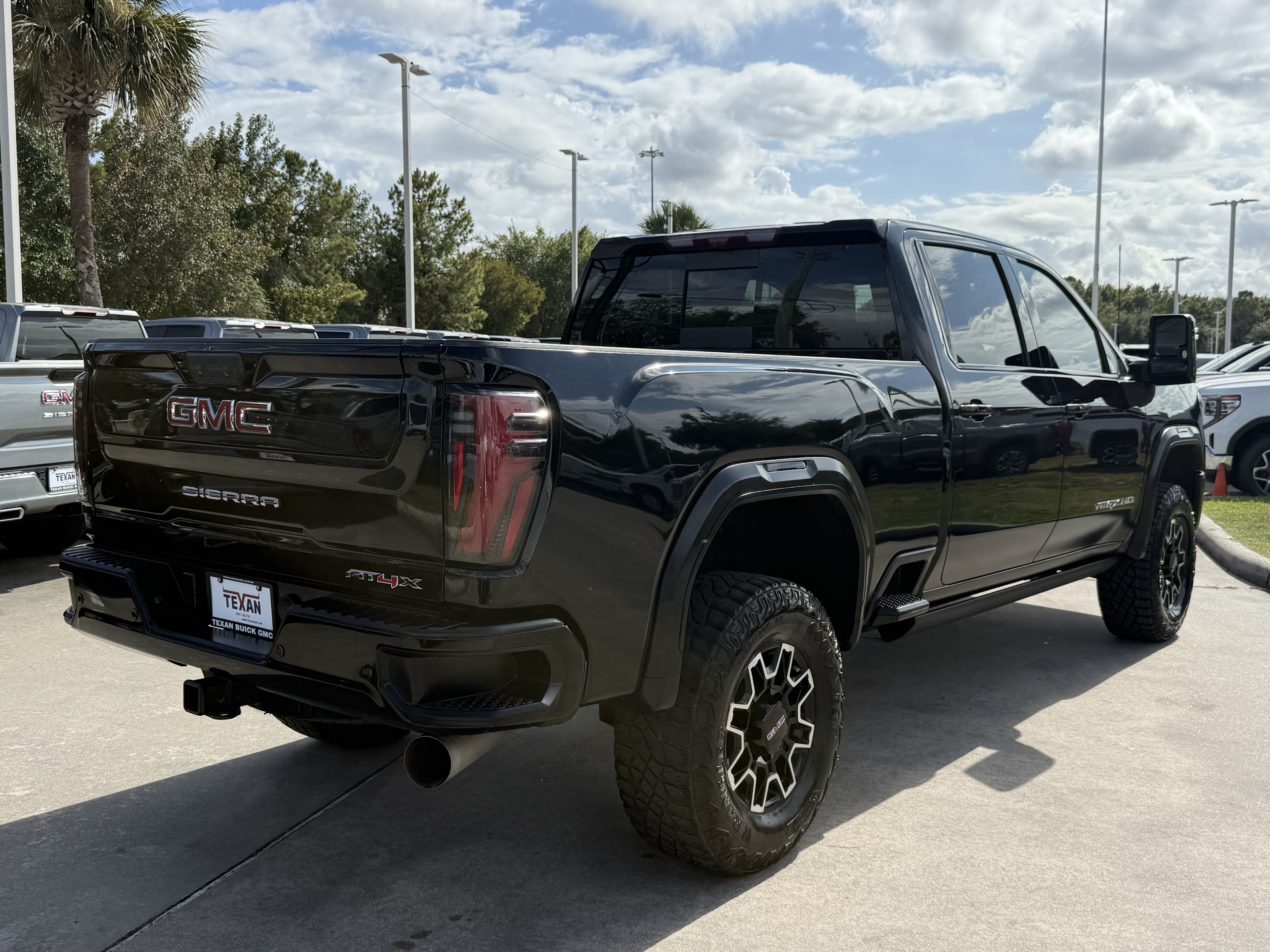 Used 2025 GMC Sierra 2500 AT4X AWD/4WD image 5