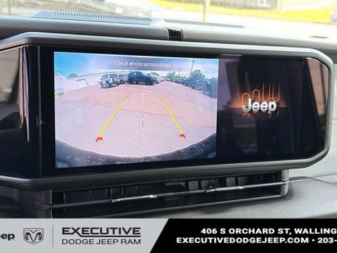 Used 2024 Jeep Wrangler Unlimited AWD/4WD image 18