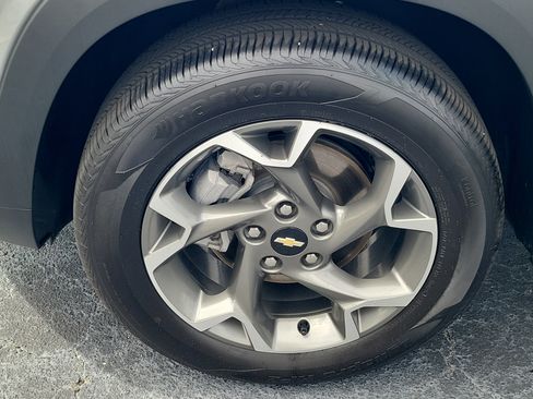Used 2025 Chevrolet Trax LT w/ LT Convenience Package FWD image 8