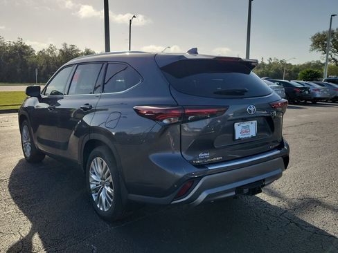 New 2025 Toyota Highlander Platinum image 4