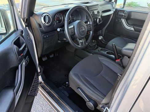 Used 2018 Jeep Wrangler Unlimited Rubicon w/ Connectivity Group image 9