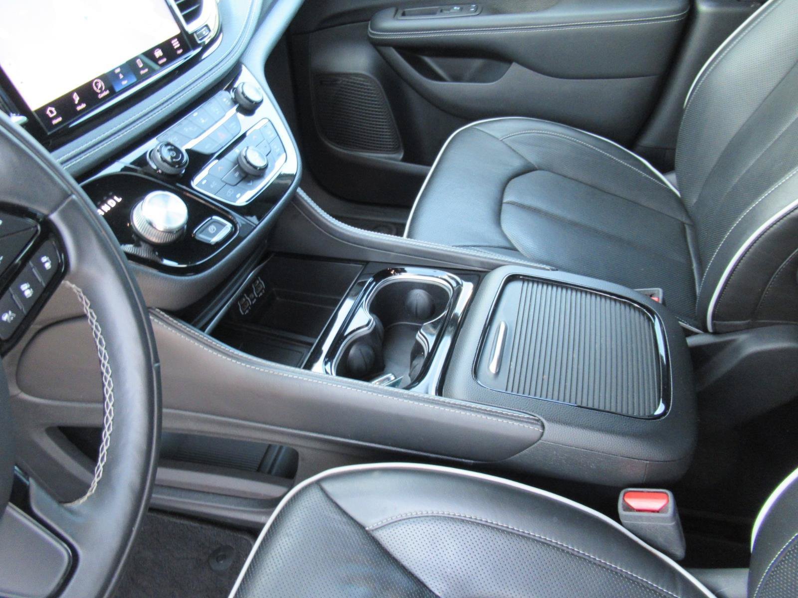 Used 2022 Chrysler Pacifica Limited w/ S Appearance Package FWD image 16