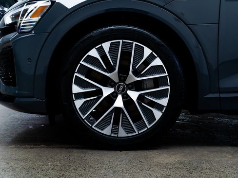 Used 2024 Audi Q8 e-tron Premium Plus image 7