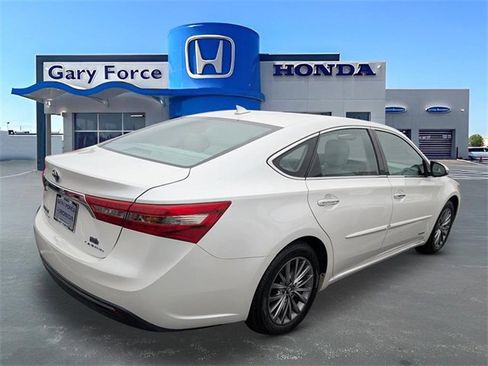 Used 2018 Toyota Avalon Limited image 2