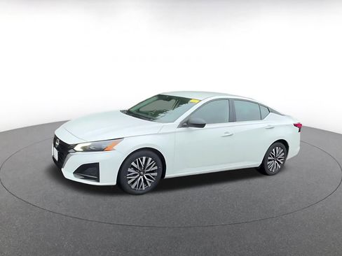 Used 2025 Nissan Altima 2.5 SV FWD image 8