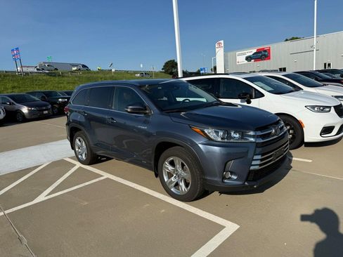 Used 2018 Toyota Highlander Limited AWD/4WD image 2