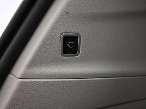 Used 2023 Chrysler Voyager LX FWD image 25