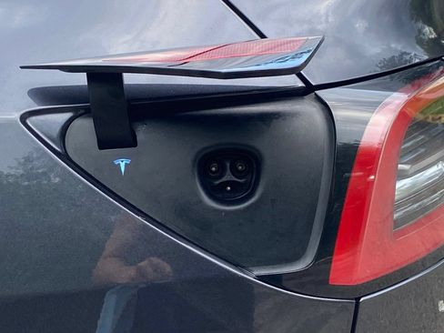Used 2024 Tesla Model Y Long Range RWD image 10