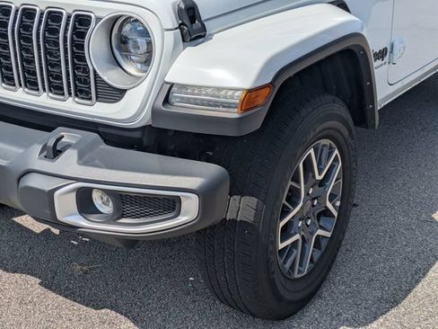 Used 2025 Jeep Wrangler Unlimited Sahara AWD/4WD image 9