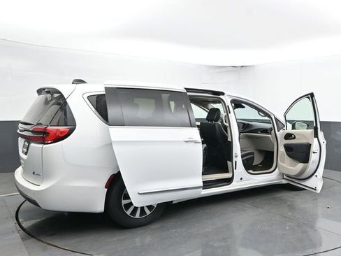 Used 2023 Chrysler Pacifica Limited FWD image 61