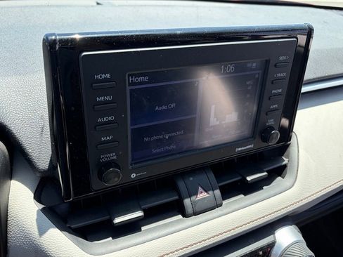 Used 2020 Toyota RAV4 XLE w/ Convenience Package FWD image 11