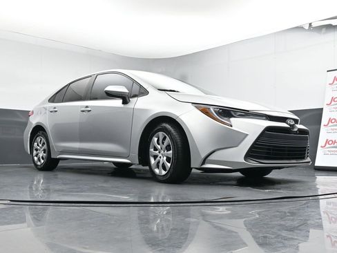 Used 2023 Toyota Corolla LE image 32
