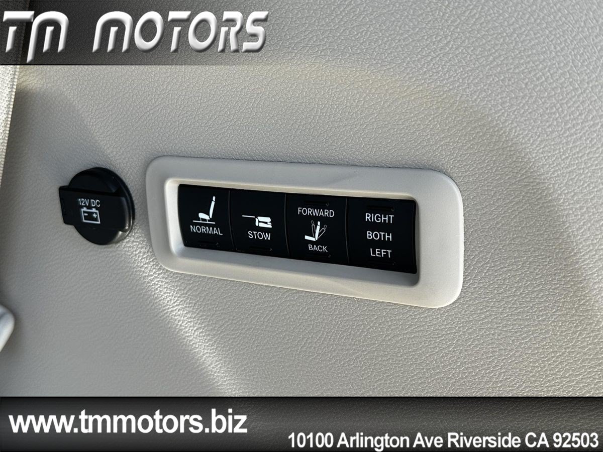 Used 2017 Chrysler Pacifica Limited w/ UConnect Theater Package FWD image 18