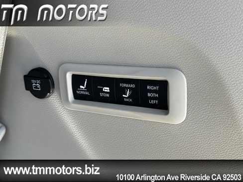 Used 2017 Chrysler Pacifica Limited w/ UConnect Theater Package FWD image 18