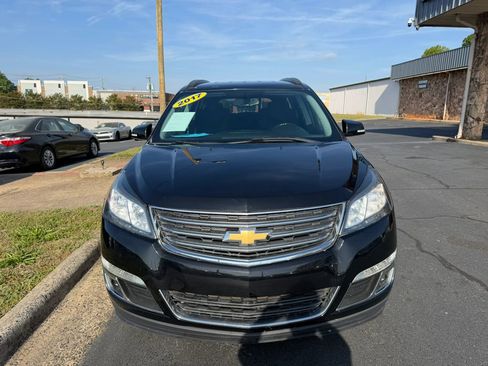 Used 2017 Chevrolet Traverse LT w/ Style and Technology Package image 2