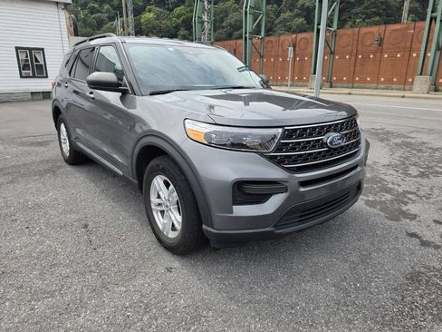 Used 2023 Ford Explorer XLT AWD/4WD image 2
