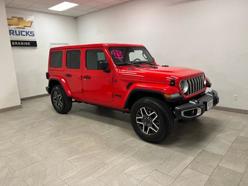 Used 2025 Jeep Wrangler Unlimited Sahara AWD/4WD image 5
