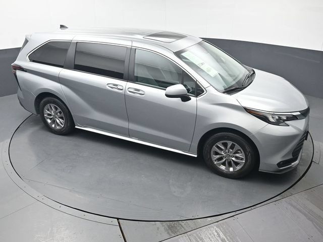 Used 2025 Toyota Sienna XLE FWD image 49