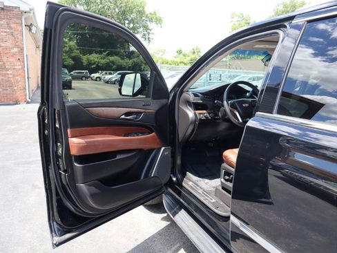 Used 2018 Cadillac Escalade Luxury AWD/4WD image 21
