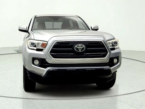 Used 2018 Toyota Tacoma SR5 RWD image 2