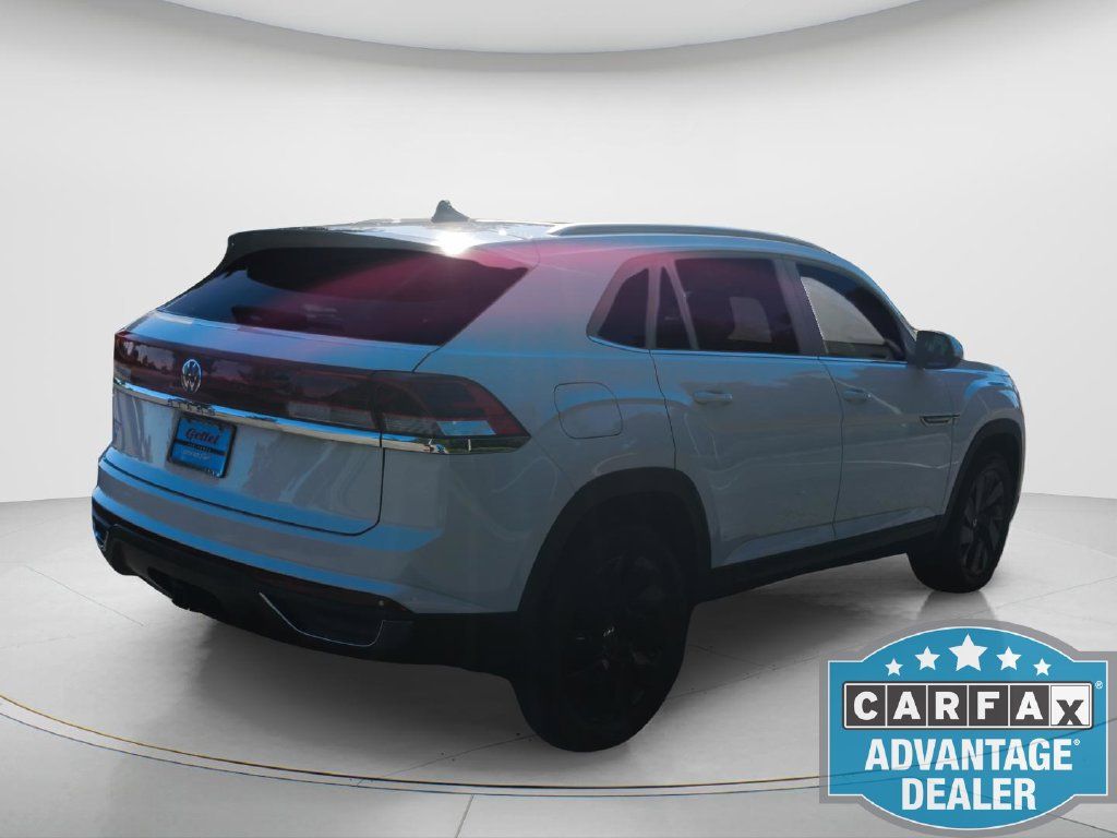 Used 2024 Volkswagen Atlas Cross Sport SE w/ Panoramic Sunroof Package FWD image 6