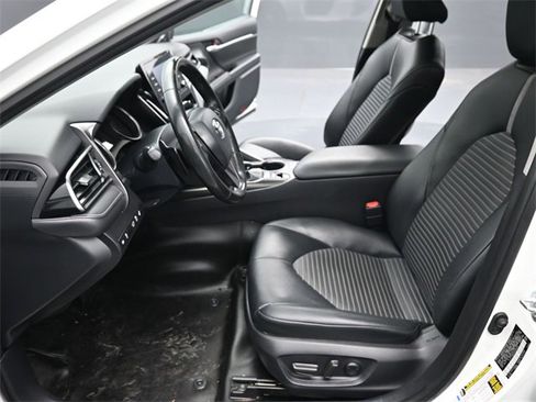 Used 2023 Toyota Camry SE w/ Cold Weather Package image 13