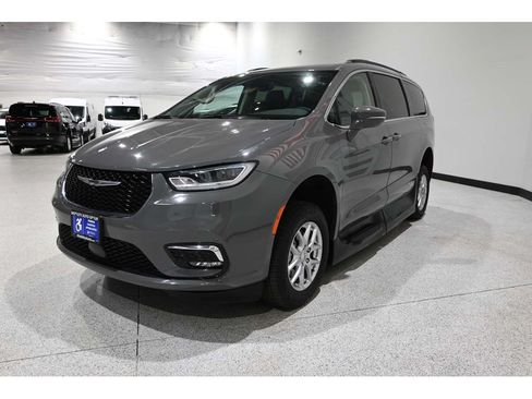 Used 2022 Chrysler Pacifica Touring-L FWD image 10