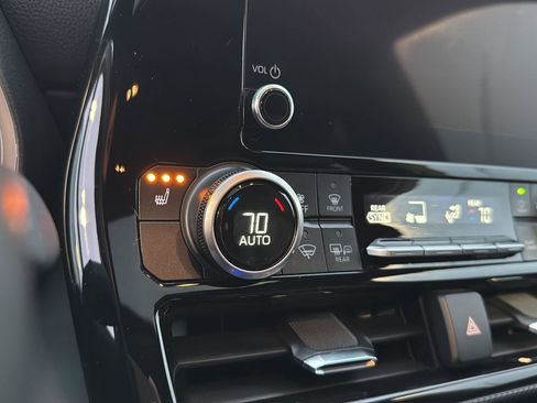 Certified 2024 Toyota Highlander XSE image 24