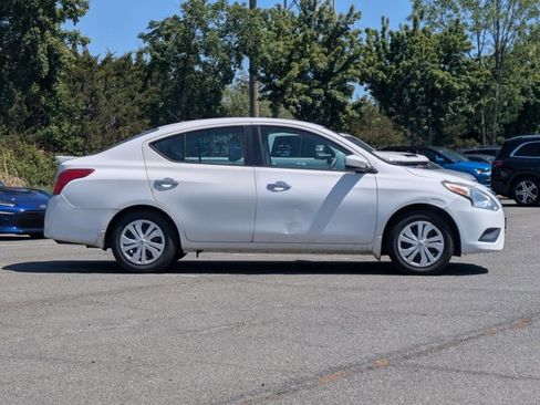 Used 2016 Nissan Versa SV image 4