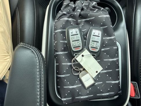 Used 2023 Chrysler Pacifica Touring-L image 28