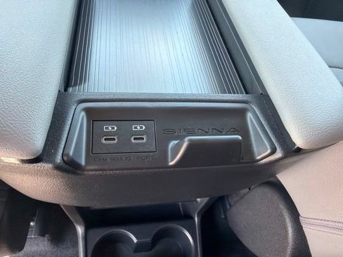 Used 2025 Toyota Sienna XLE FWD image 21
