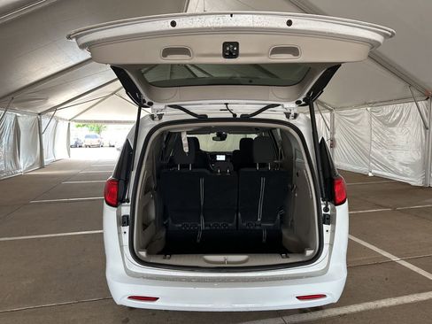 Used 2024 Chrysler Voyager LX image 12