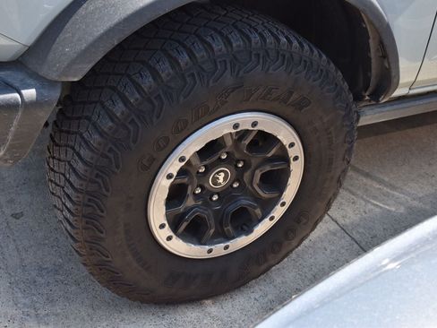 Certified 2023 Ford Bronco Badlands w/ Sasquatch Package AWD/4WD image 11