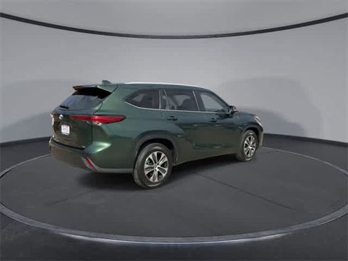 Used 2023 Toyota Highlander XLE image 8