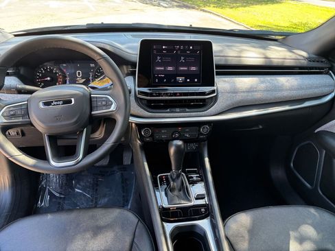 Used 2025 Jeep Compass Latitude image 28