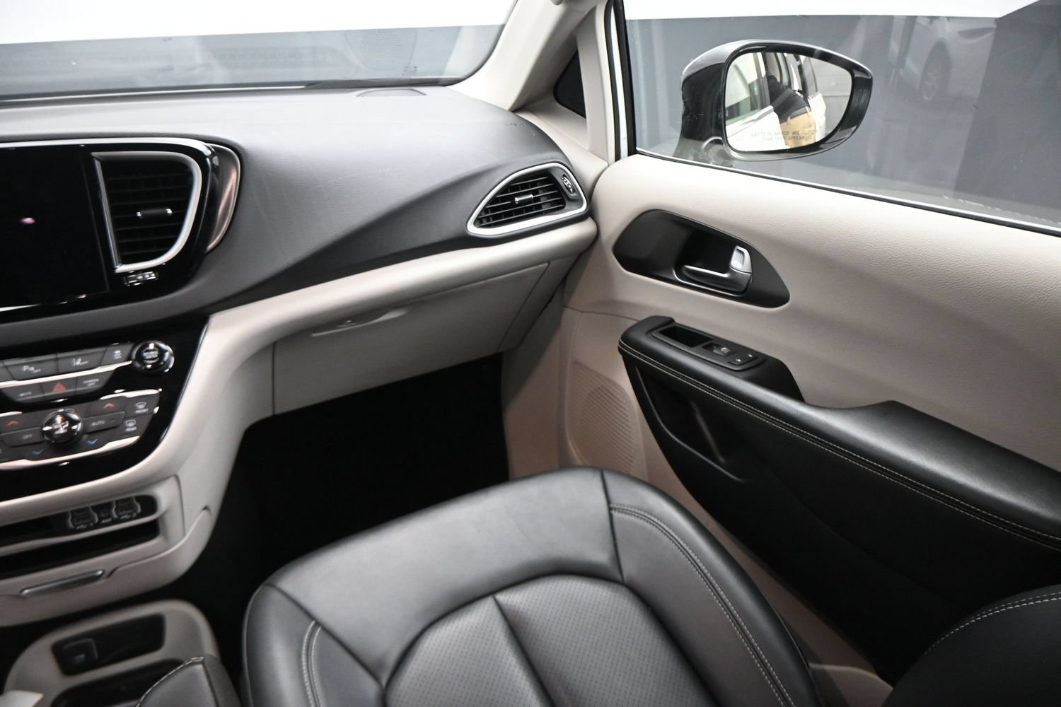 Used 2024 Chrysler Pacifica Touring-L FWD image 14