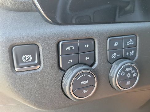 Used 2025 Chevrolet Silverado 2500 LTZ AWD/4WD image 16