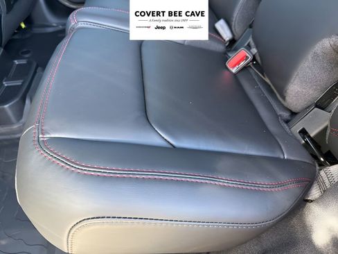 Used 2025 Jeep Wrangler Unlimited Rubicon image 32