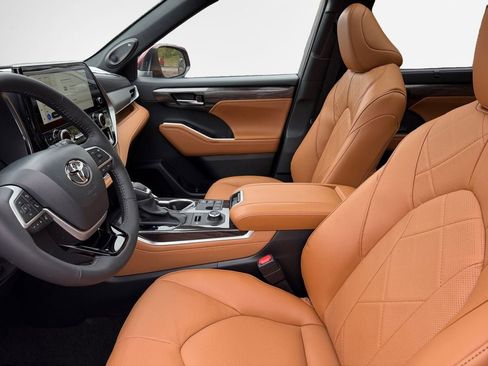 New 2026 Toyota Highlander Platinum AWD/4WD image 12
