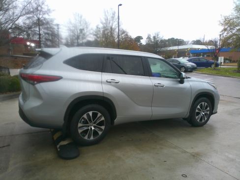 Used 2023 Toyota Highlander XLE image 12