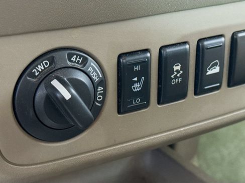 Used 2012 Nissan Frontier SL AWD/4WD image 18