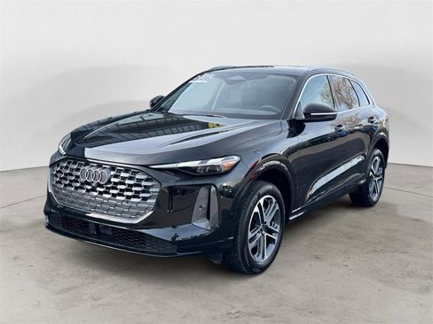 Used 2025 Audi Q5 Premium w/ Convenience Package image 3