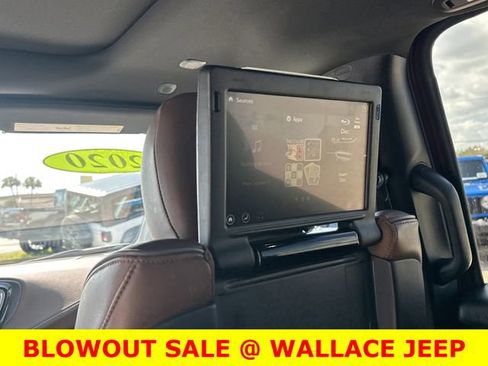 Used 2020 Chrysler Pacifica Limited w/ Advanced Safetytec Group FWD image 19
